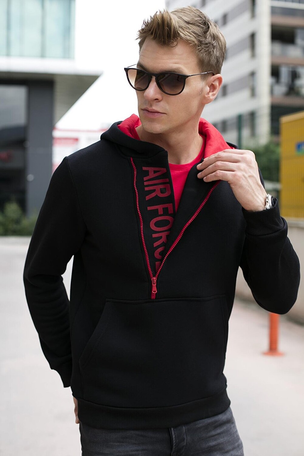 

Толстовка Slim Fit с капюшоном и воротником-кенгуру на молнии 575707 Buratti, черный красный