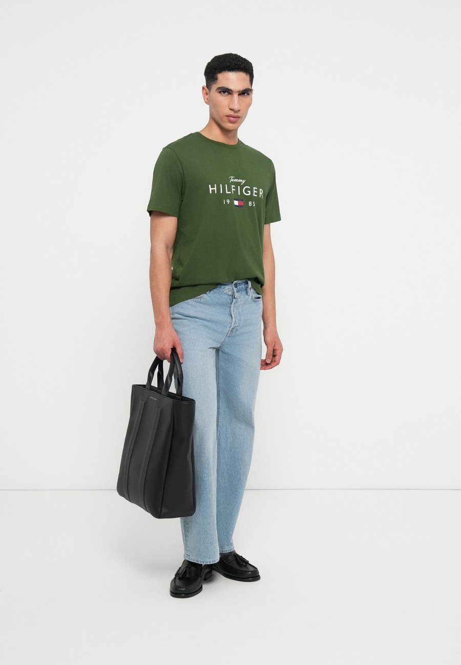 Футболка Tommy Hilfiger BRAND LOVE BIG TEE, Mountain Pine/Khaki — фото 2