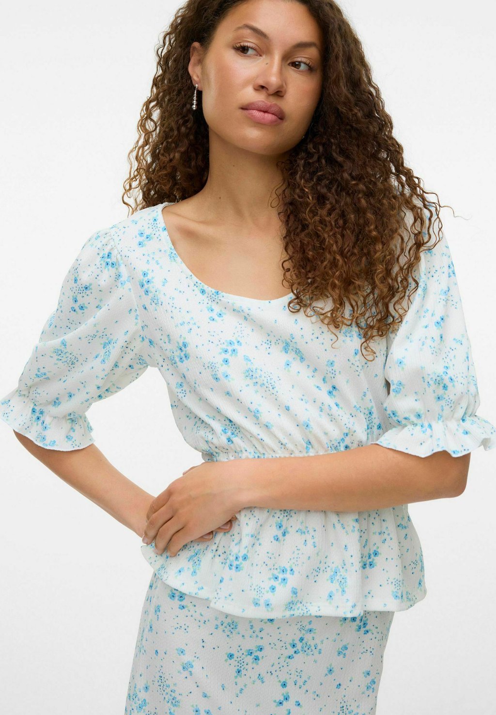 

Блуза MIT SCHÖSSCHEN VMSOMYA Vero Moda, белый