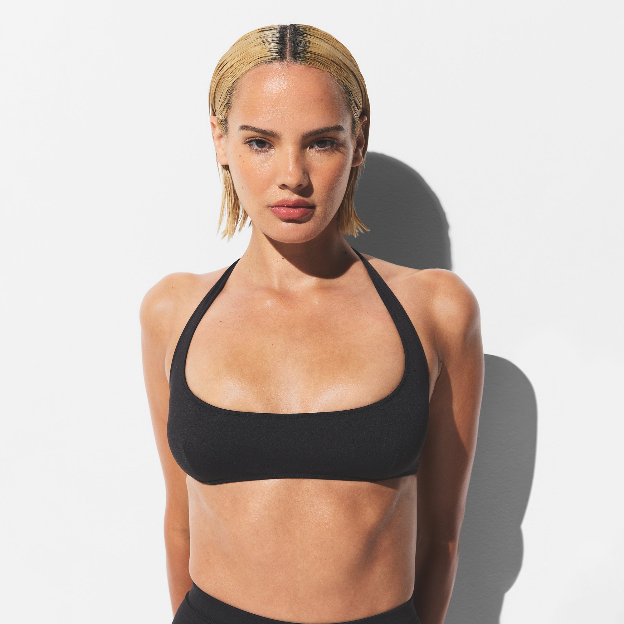 

Короткий овальный топ бикини SKIMS SIGNATURE SWIM, цвет onyx