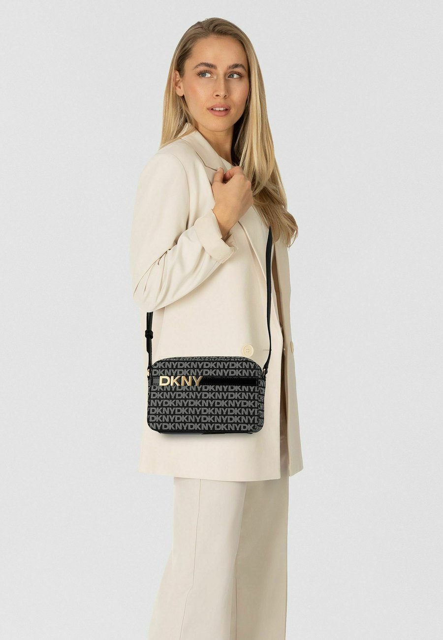 

Сумка кросс-боди DKNY AVRIL UMHÄNGE 20 CM, Black Logo Black/Black