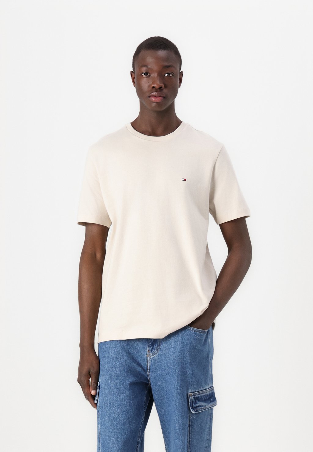 Базовая футболка ESS SEASONAL REG FIT SOLID TEE Tommy Hilfiger, бежевый — фото 4