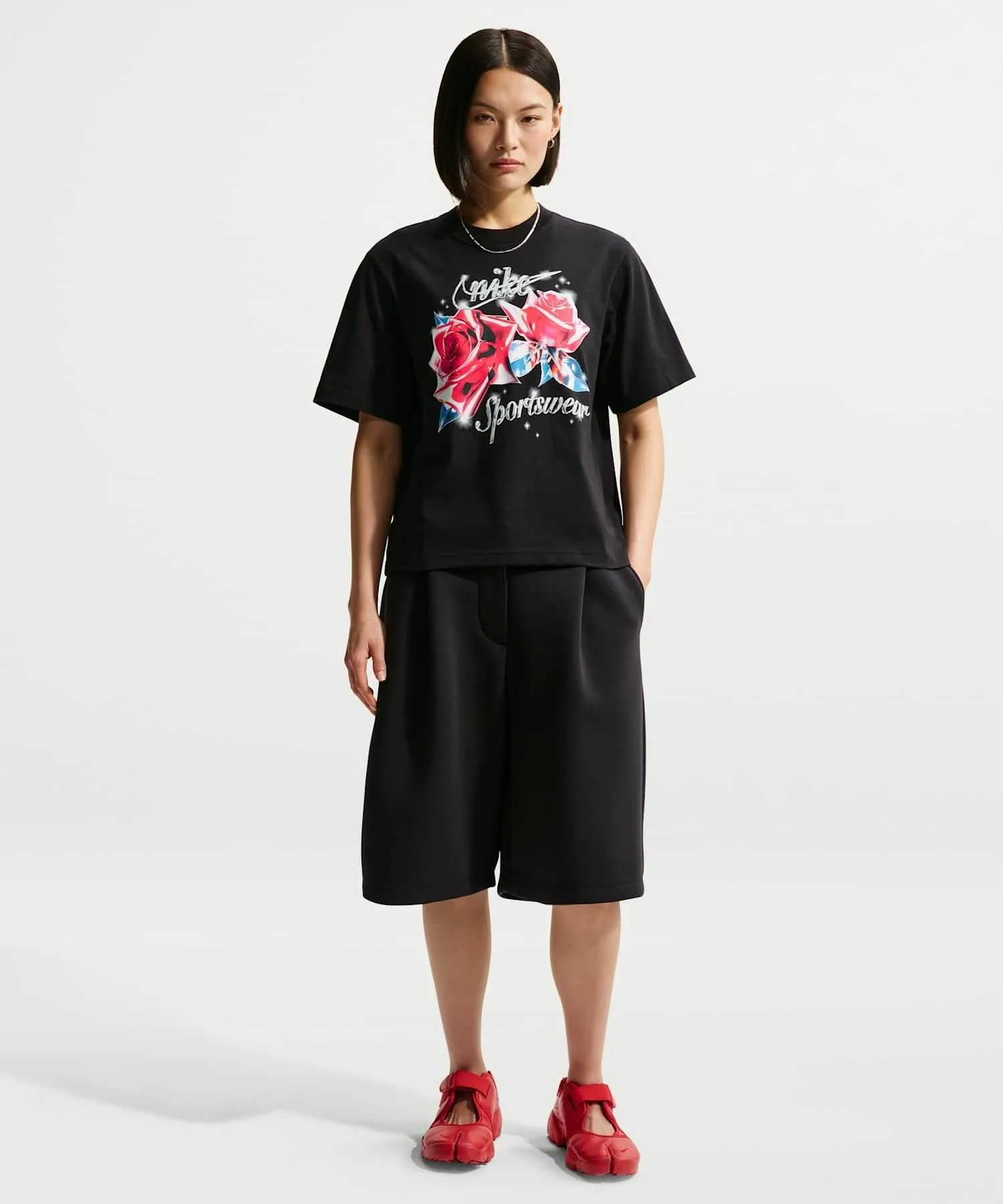 Женская футболка свободного кроя NIKE Sportswear IR7823-010 чёрная — фото 4