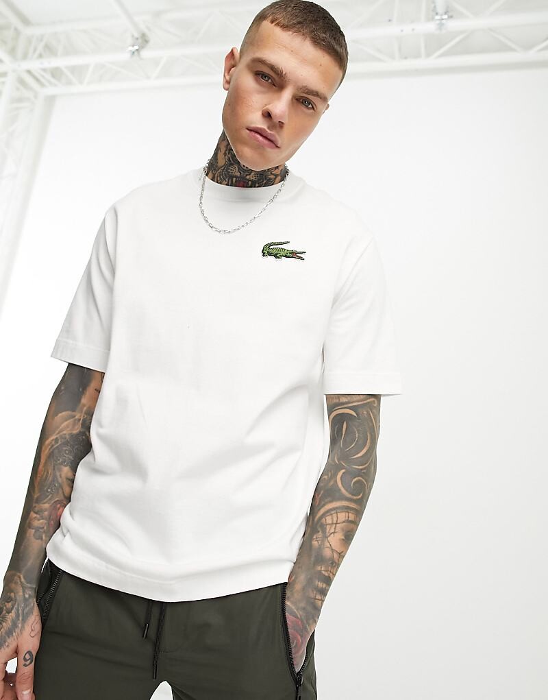 

Lacoste – белая футболка оверсайз с большим логотипом