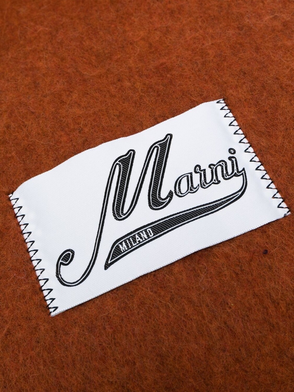 

Marni шарф с нашивкой-логотипом и бахромой, оранжевый