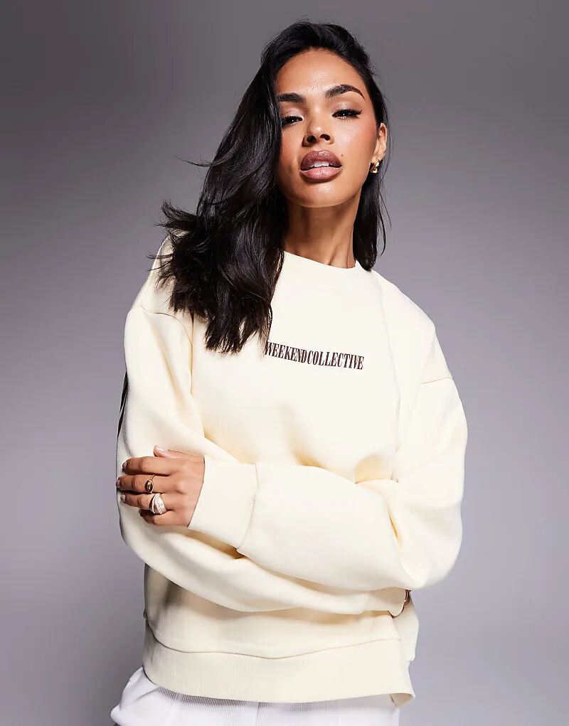 

Свободный свитшот Weekend Collective цвета пахты с логотипом на спине