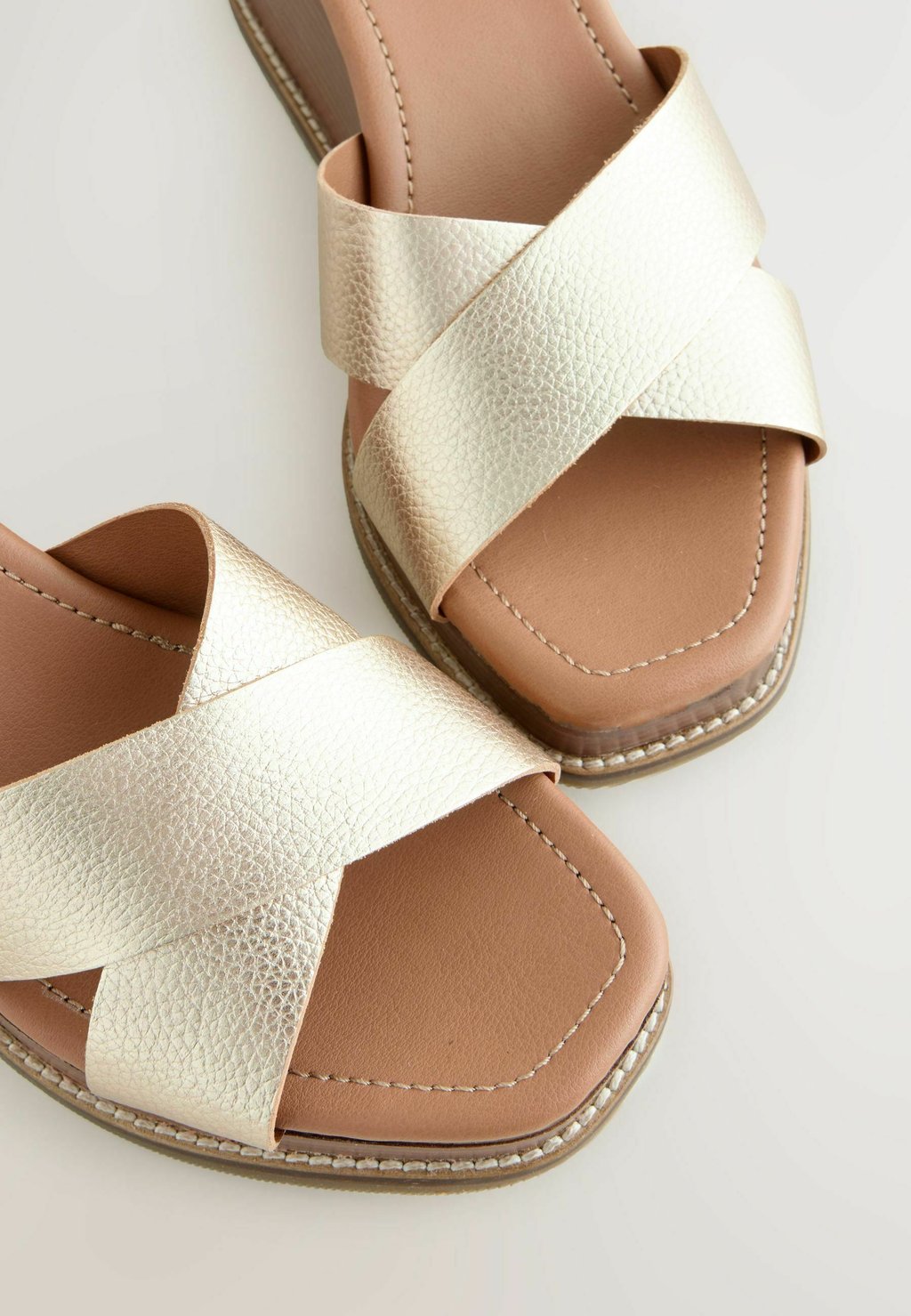 Босоножки на танкетке REGULAR FIT - FOREVER COMFORT CROSS-OVER DETAIL - Platform sandals Next, металлик серый — фото 4