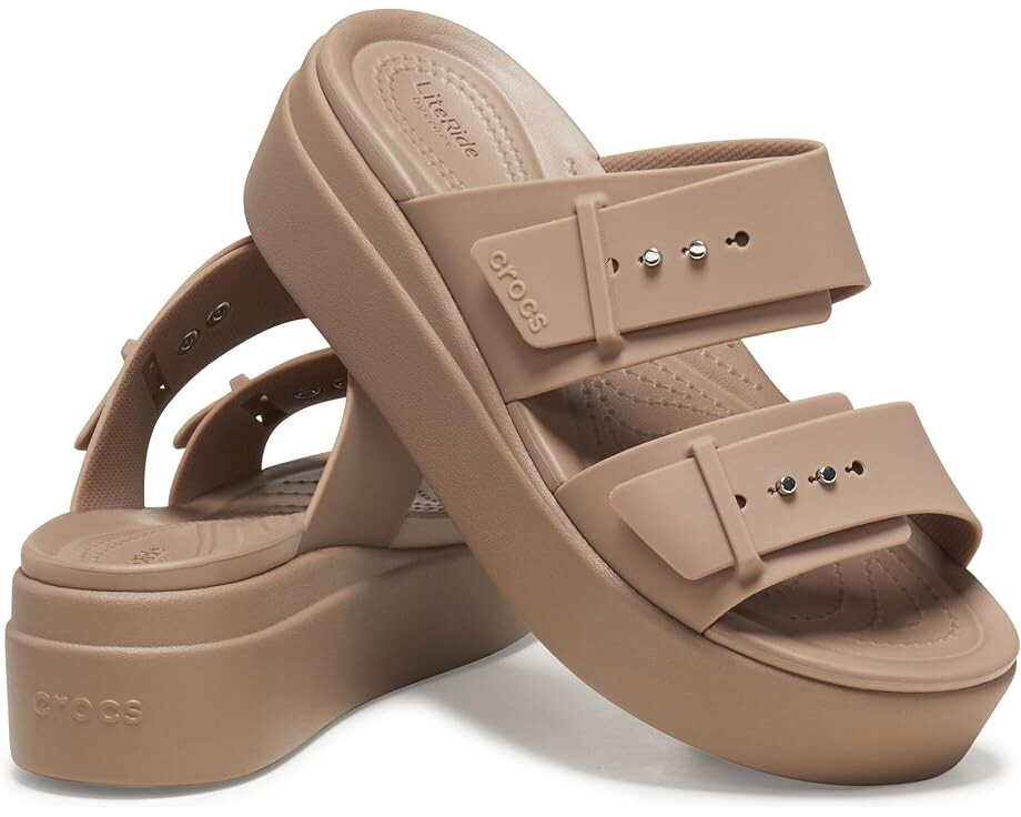 

Сандалии Crocs Brooklyn Buckle Low Wedge, цвет Latte