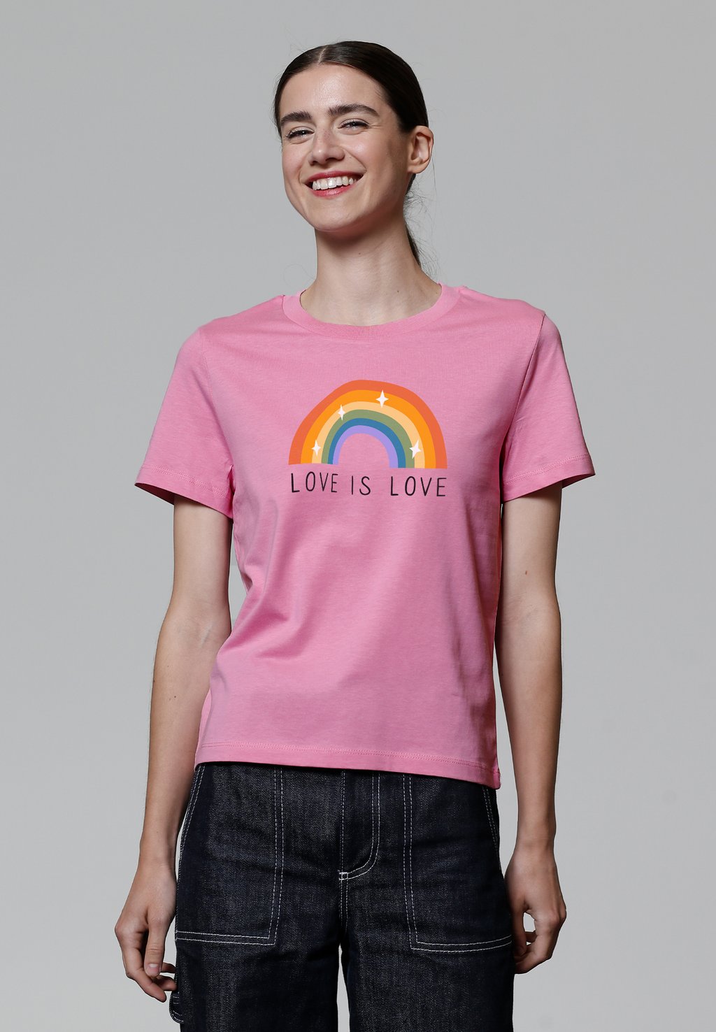 

Футболка с принтом LOVE IS LOVE watapparel, светло-розовый