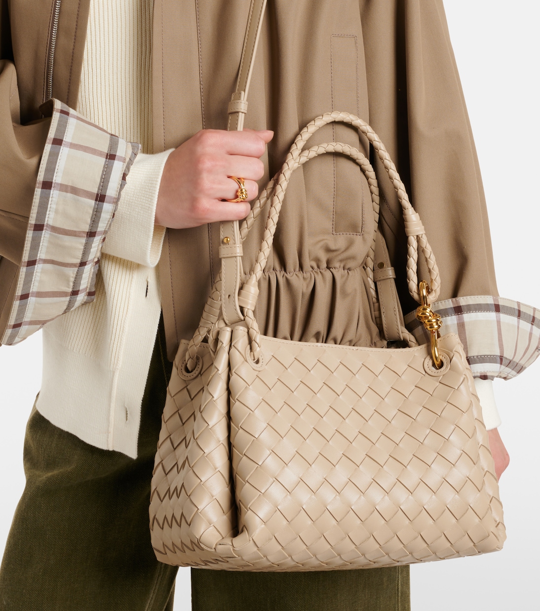Средняя кожаная сумка-торба Parachute Bottega Veneta, Ecru-Muse Brass — фото 2