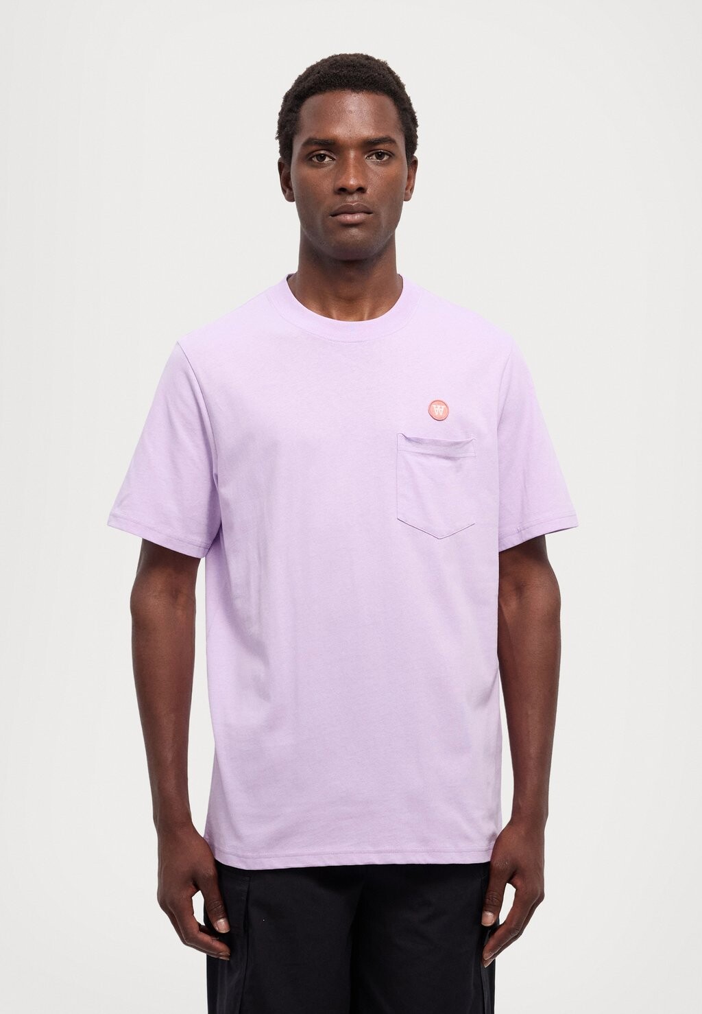 

Простая футболка ADI POCKET RESORT UNISEX Double A by Wood Wood, сирень