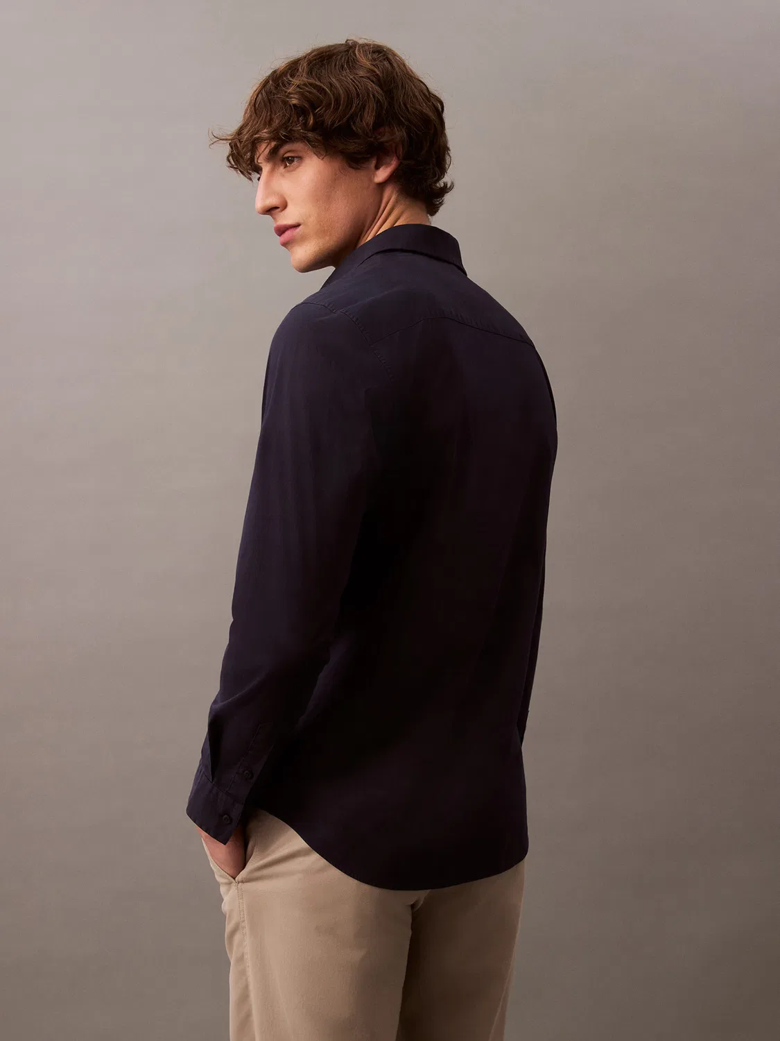 Рубашка Calvin Klein приталенного кроя на пуговицах модель Slim Fit Monogram Embroidery, темно-синего цвета — фото 4