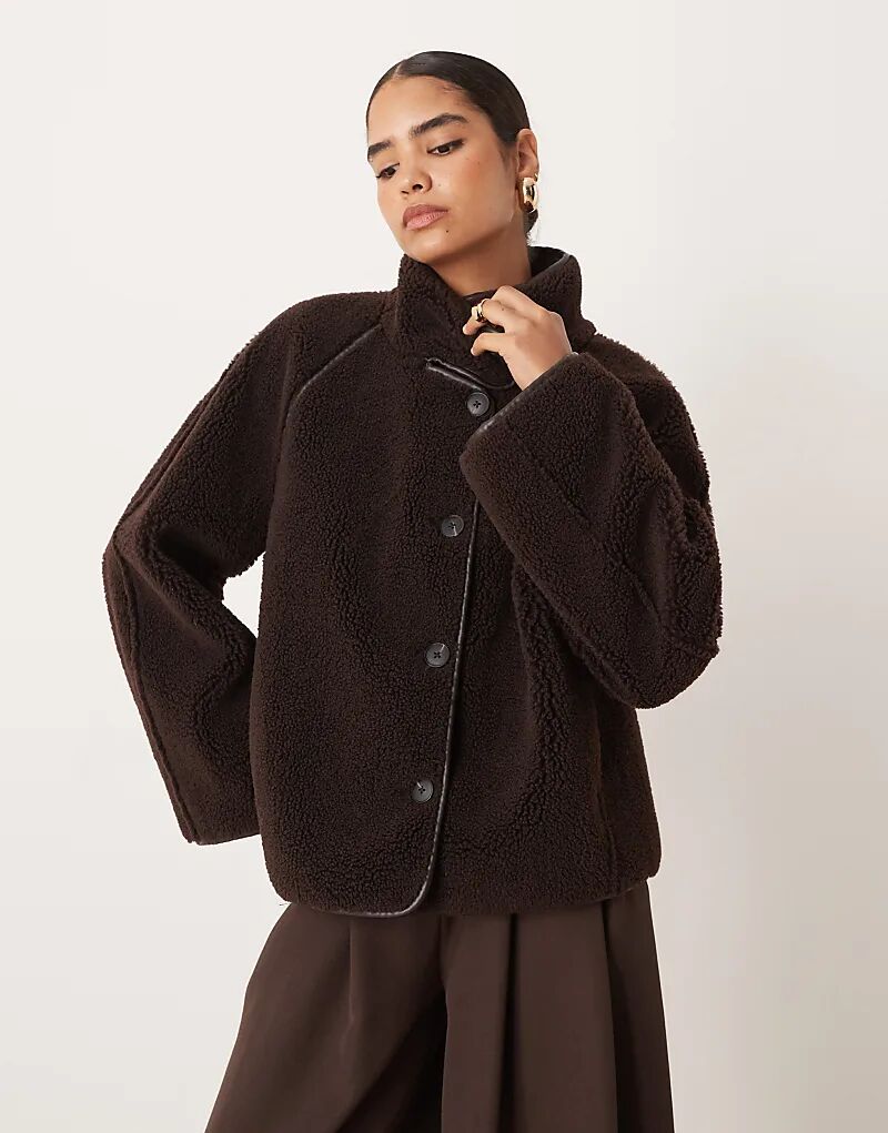 

Двусторонняя куртка Gina Tricot свободного кроя с высоким воротником-стойкой, темно-коричневого цвета с каймой.