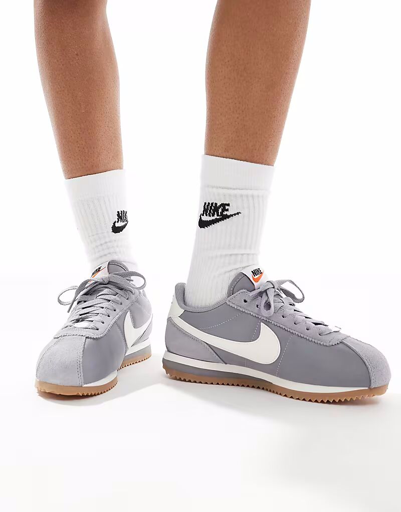 Кроссовки Nike Cortez TXT из замши серого и белого цветов