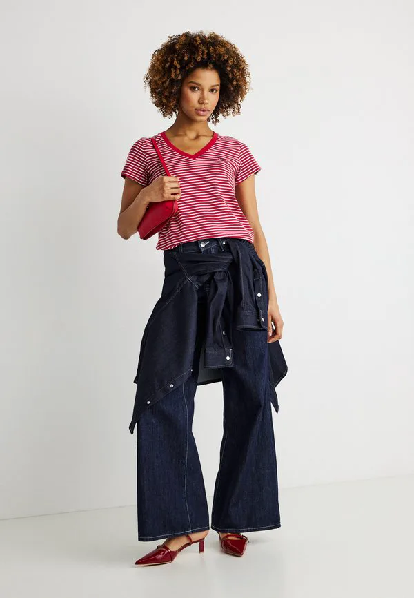 Идеальная футболка с v-образным вырезом и принтом Levi'S, Indigo/Scarlet Smile — фото 2