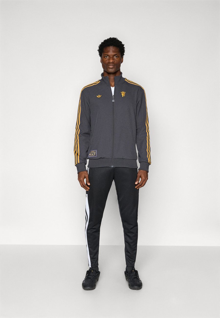 Толстовка Adidas Originals MANCHESTER UNITED ICON TRACK TOP, Utility Black/Black — фото 3