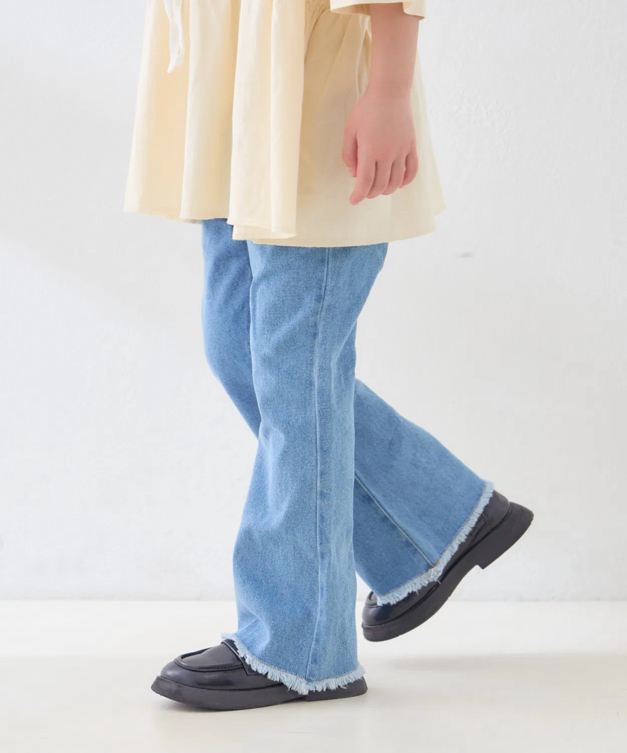 Детские джинсы клеш с бахромой TYPY DENIM, цвет тёмно-синий — фото 4
