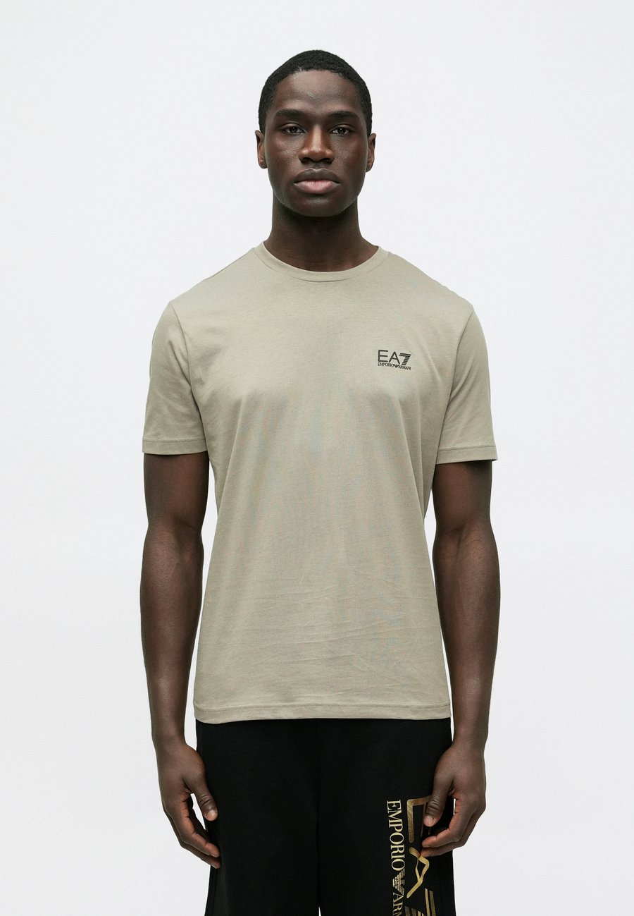 

Футболка EA7 Emporio Armani TRAIN CORE TEE UNISEX, Roasted Cashew/Sand, Серый, Футболка EA7 Emporio Armani TRAIN CORE TEE UNISEX, Roasted Cashew/Sand