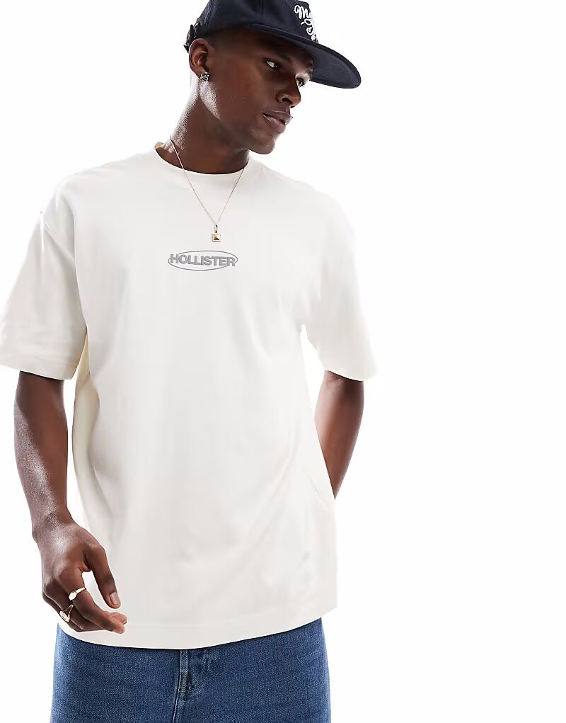 

Футболка Hollister с логотипом-пузырем и небольшой квадратной формой, кремового цвета