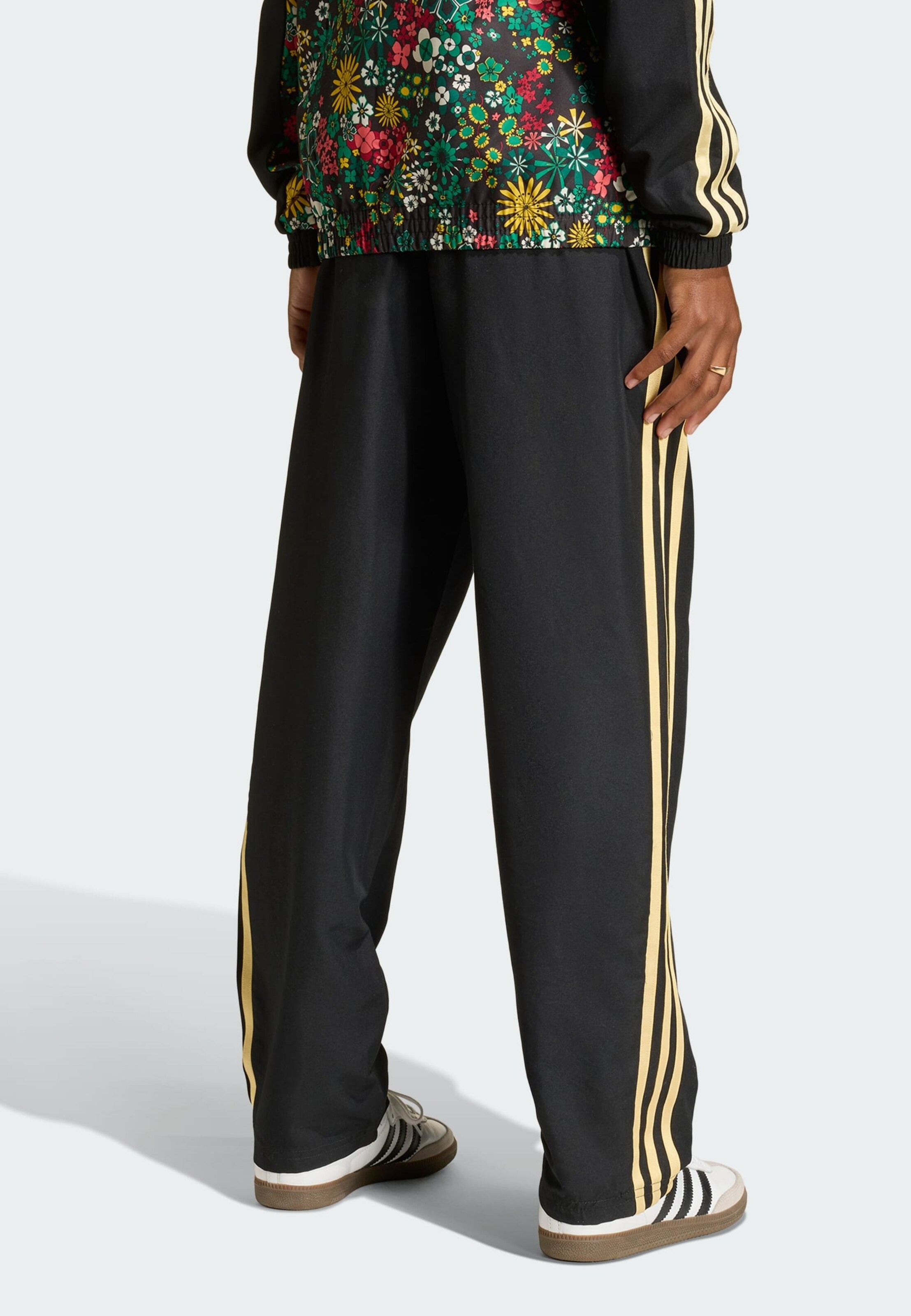 Широкие брюки 'Adidas Originals x Liberty London' в черном цвете — фото 3