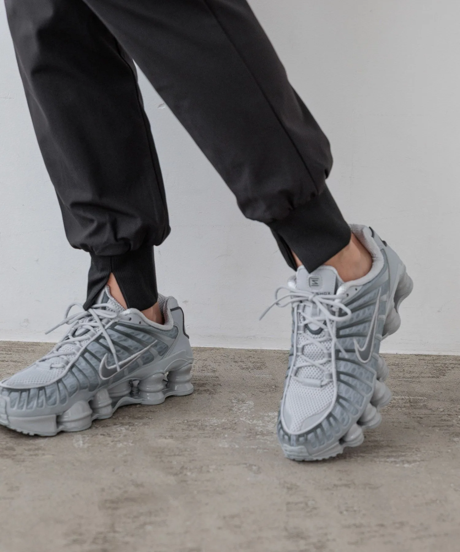 Мужские кроссовки с технологией Nike Shox TL NIKE серые