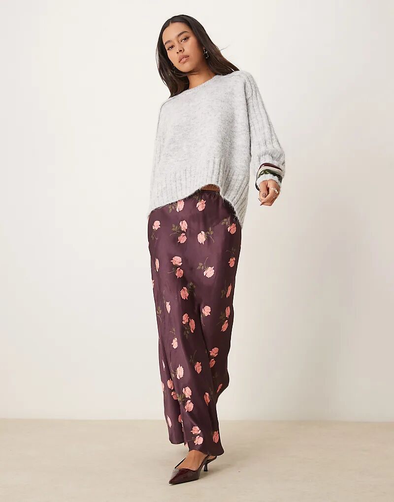 

Длинная юбка ASOS DEISGN из атласа с принтом бордовых роз ASOS DESIGN