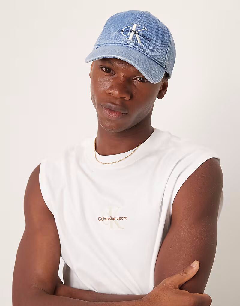 

Джинсовая кепка Calvin Klein Jeans в цвете полувыбеленный синий