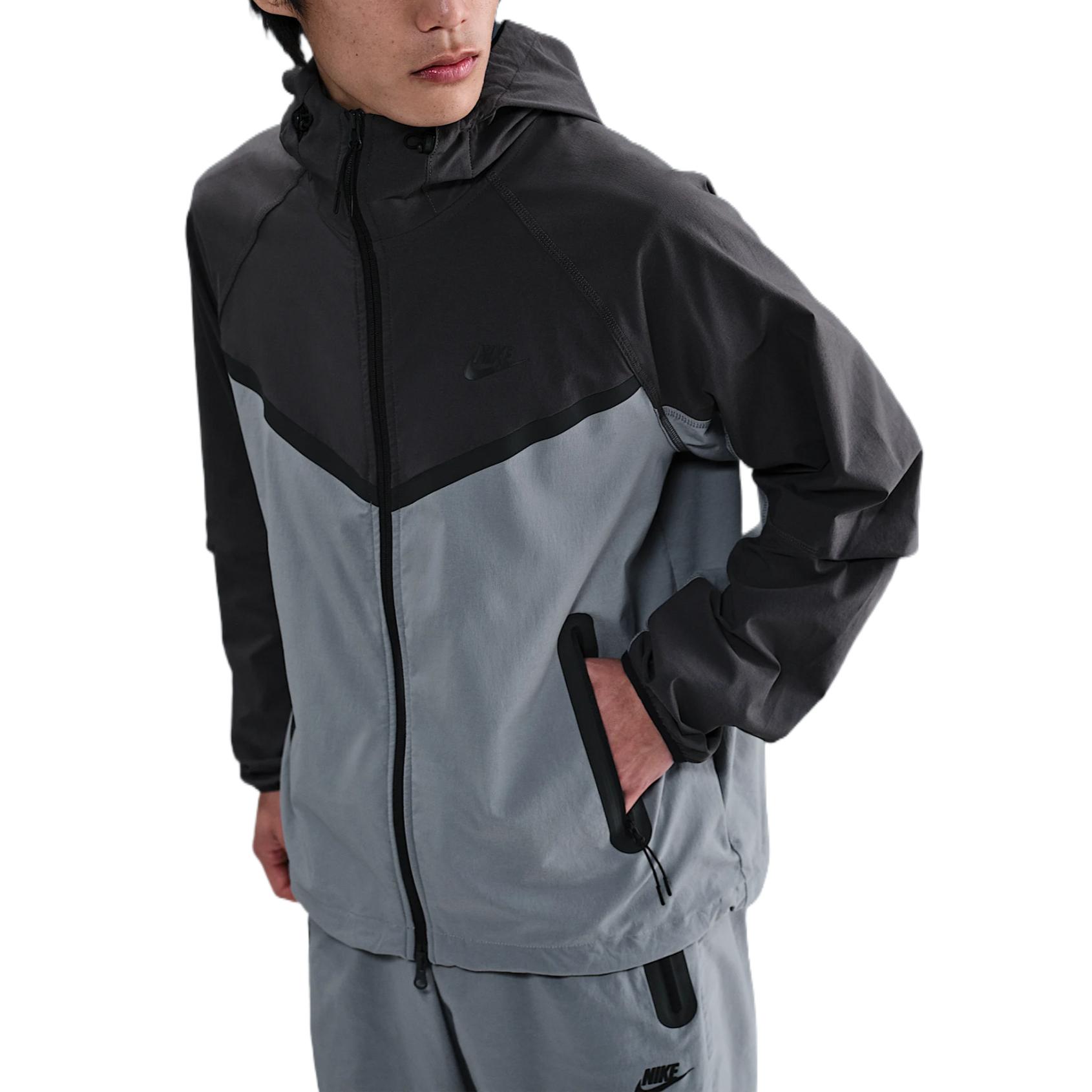 

Nike Технологичная мужская куртка Woven, Black Gray