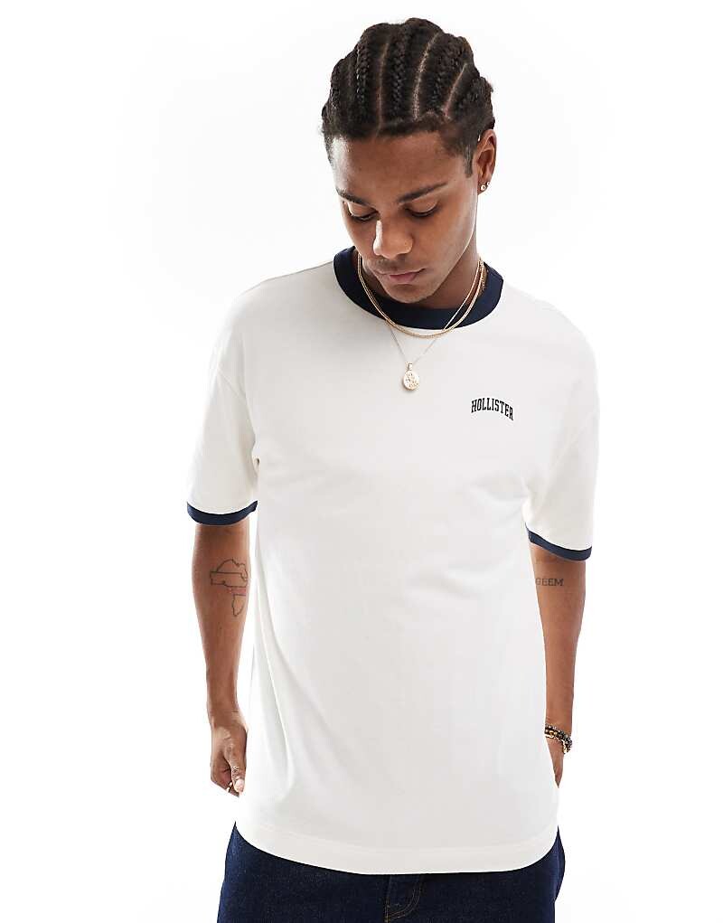 

Укороченная футболка кремового и темно-синего цвета Hollister с логотипом колледжа