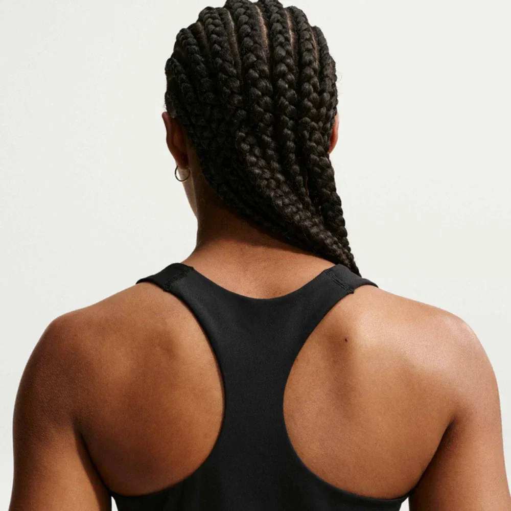 Спортивный бюстгальтер-топ Nike Swoosh для женщин, черный, Dri-fit, с поддерживающими вставками, DSGL950, Black — фото 2