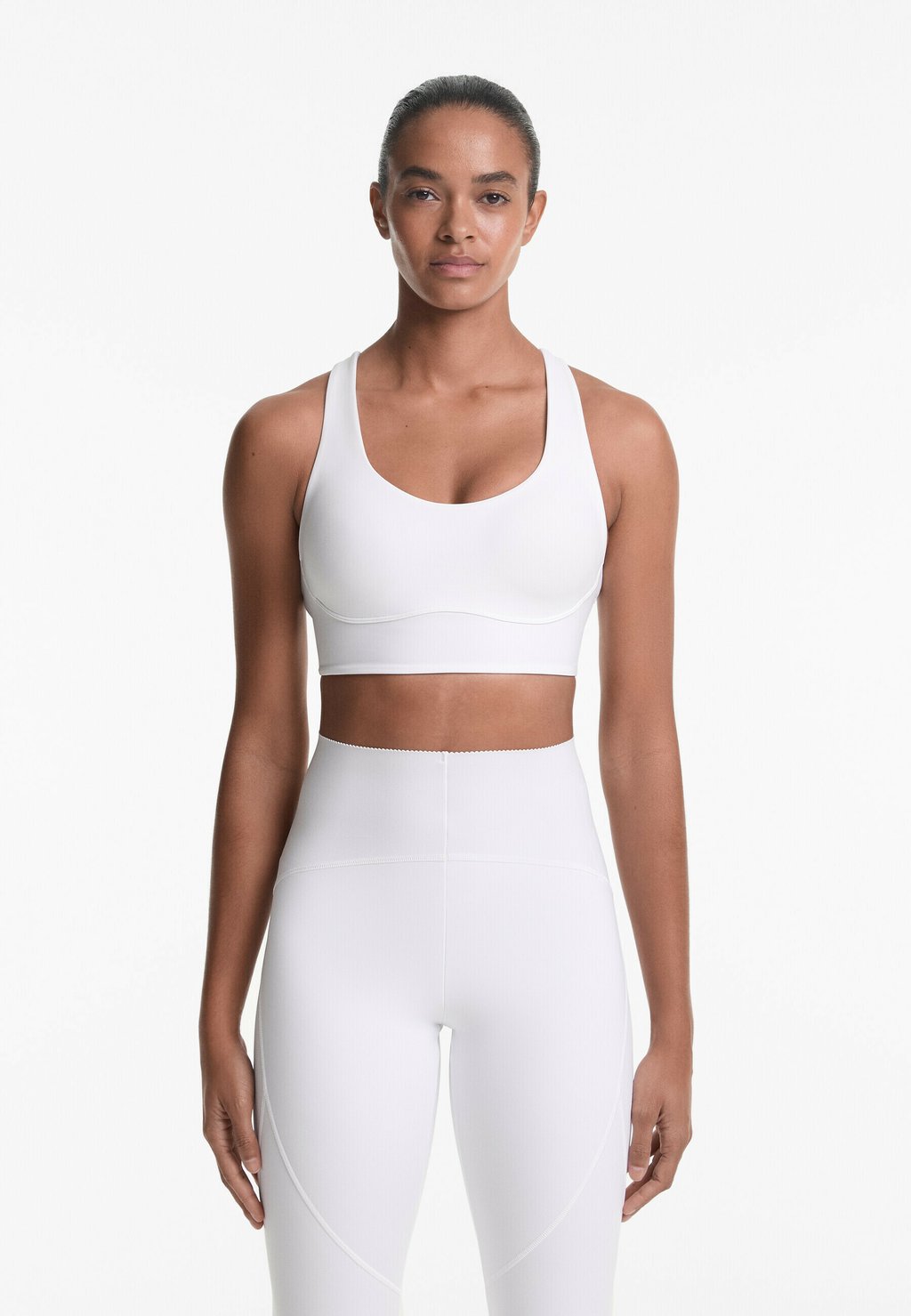 

Спортивный бюстгальтер средней поддержки MEDIUM-SUPPORT COMPRESSIVE WITH CUPS OYSHO, белый