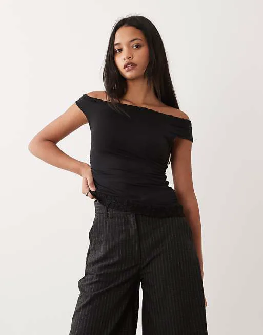 

Черный топ с асимметричными рукавами и кружевной отделкой ASOS DESIGN