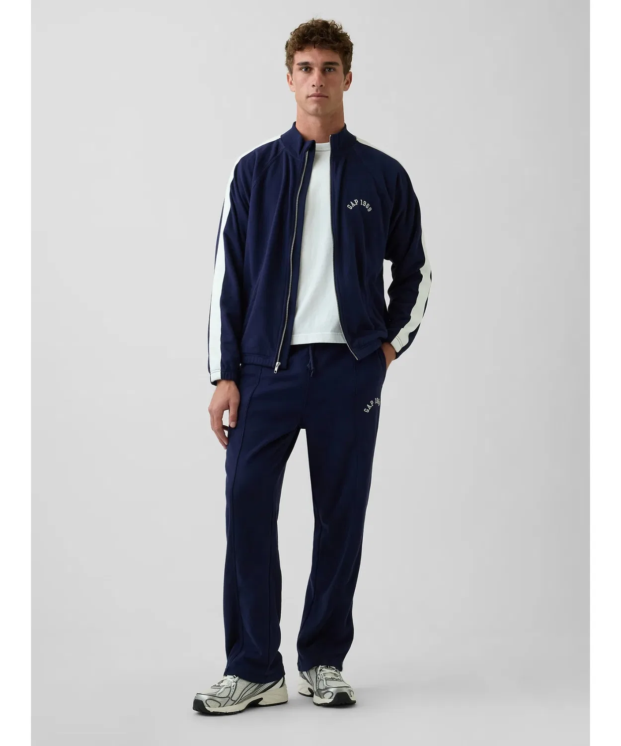 Спортивные штаны GAP Vintage Soft Relaxed Fit 1969 с логотипом, офф-вайт — фото 2