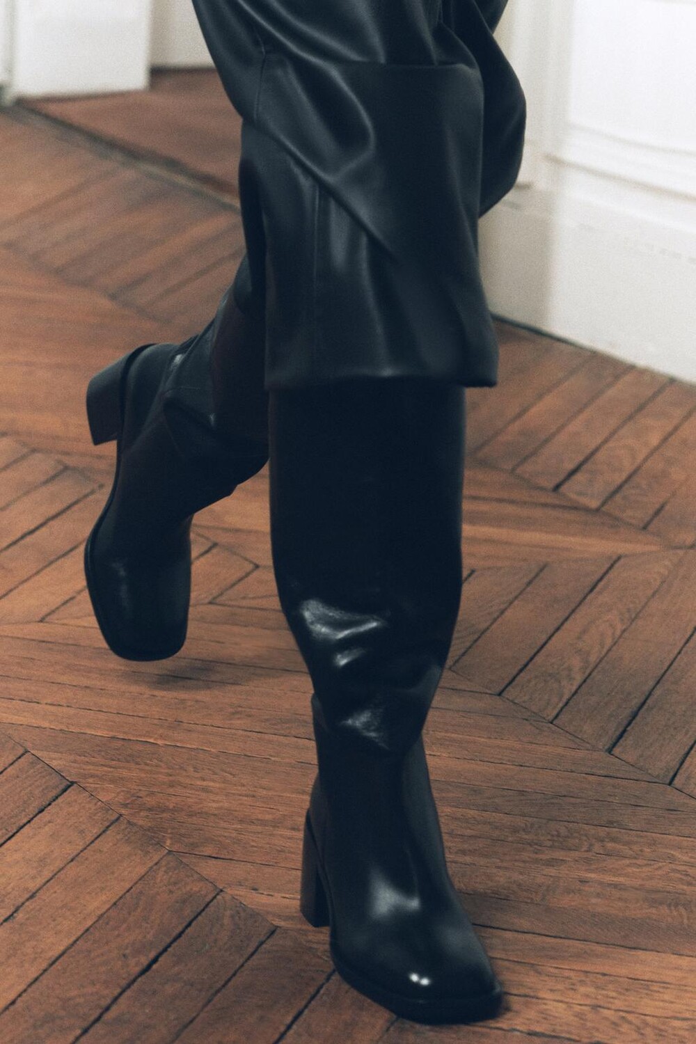 

Высокие кожаные сапоги ZARA, черный