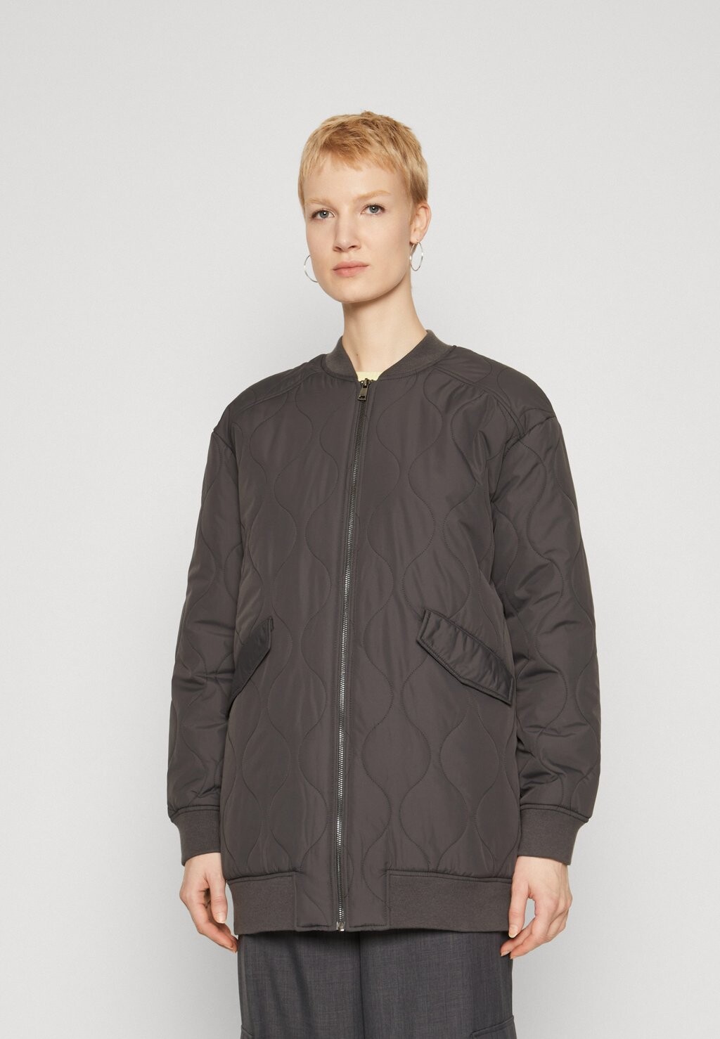 

Куртка-бомбер ONLTINA LONG QUILTED JACKET ONLY Tall, цвет phantom