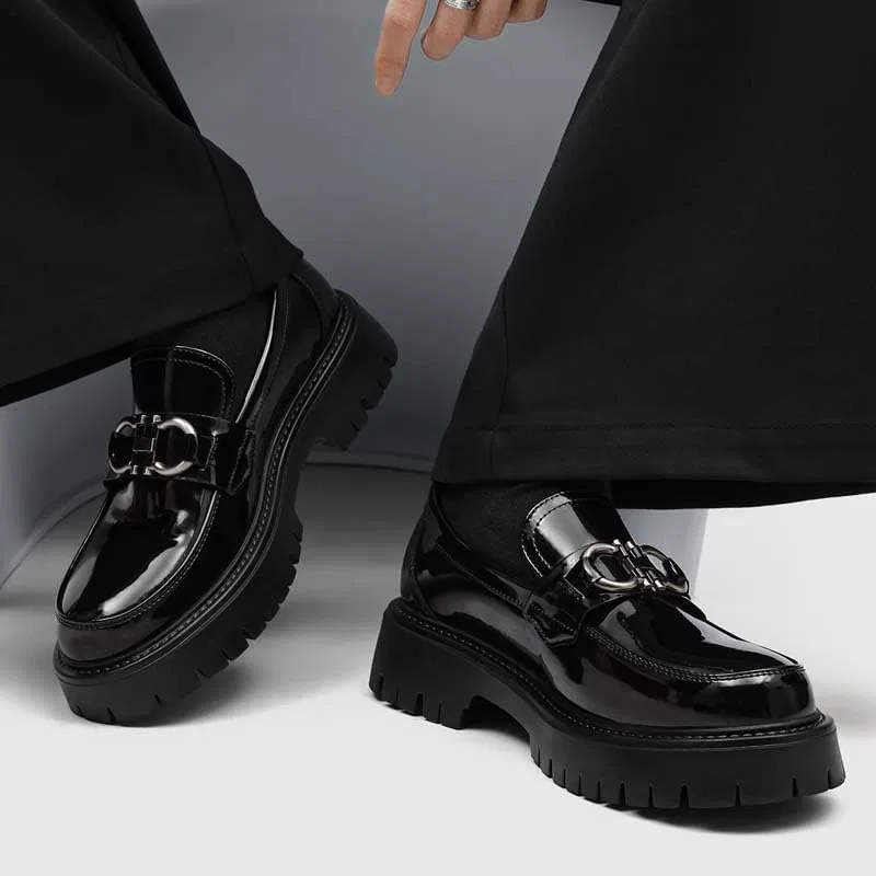 Лоферы кожа лакированная, бренд не указан, модель Men's Heightening Platform Loafers Shiny Patent Leather Chunky Sole Slip-On Shoes with Metal Buckle, цвет лакированная кожа SENLYCH — фото 3