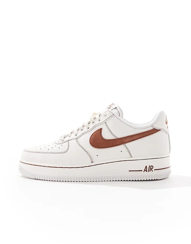 Кроссовки Nike Air Force 1'07 LV8 бежевого и коричневого цветов — фото 2