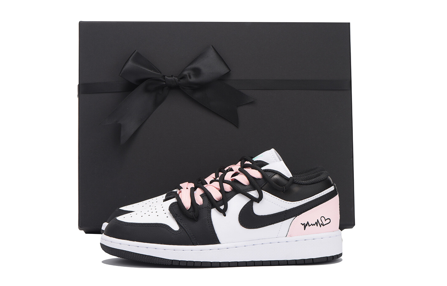 

Кроссовки Air Jordan 1 Kids' Basketball Shoes Grade School, розовый