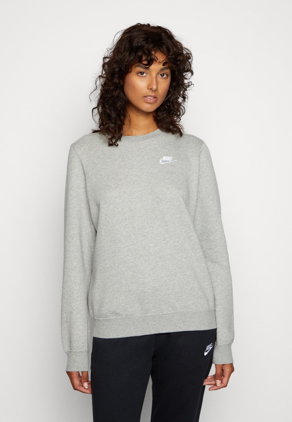 

Толстовка Nike Club Crew, серый вереск
