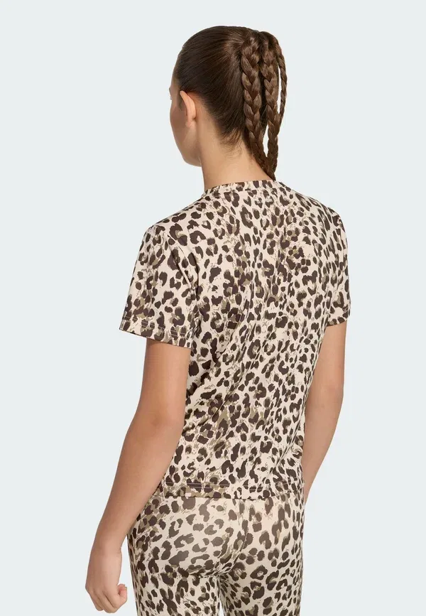 Футболка спортивная Adidas Sportswear Seasonal animal print sport t-shirt, хаки кристальный лен, темно-коричневый — фото 2