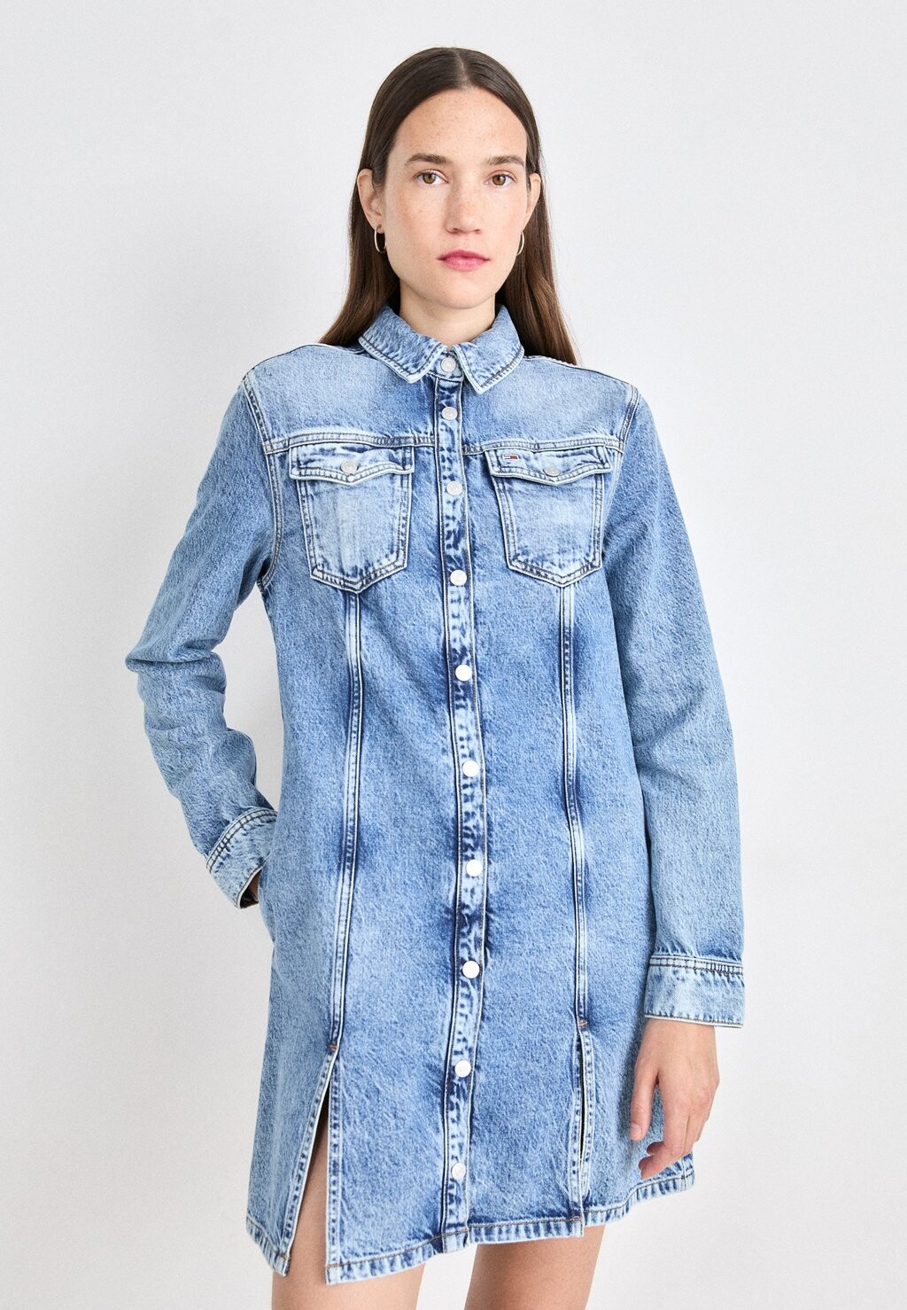 

Платье из денима A LINE DRESS Tommy Jeans, светло-голубой деним