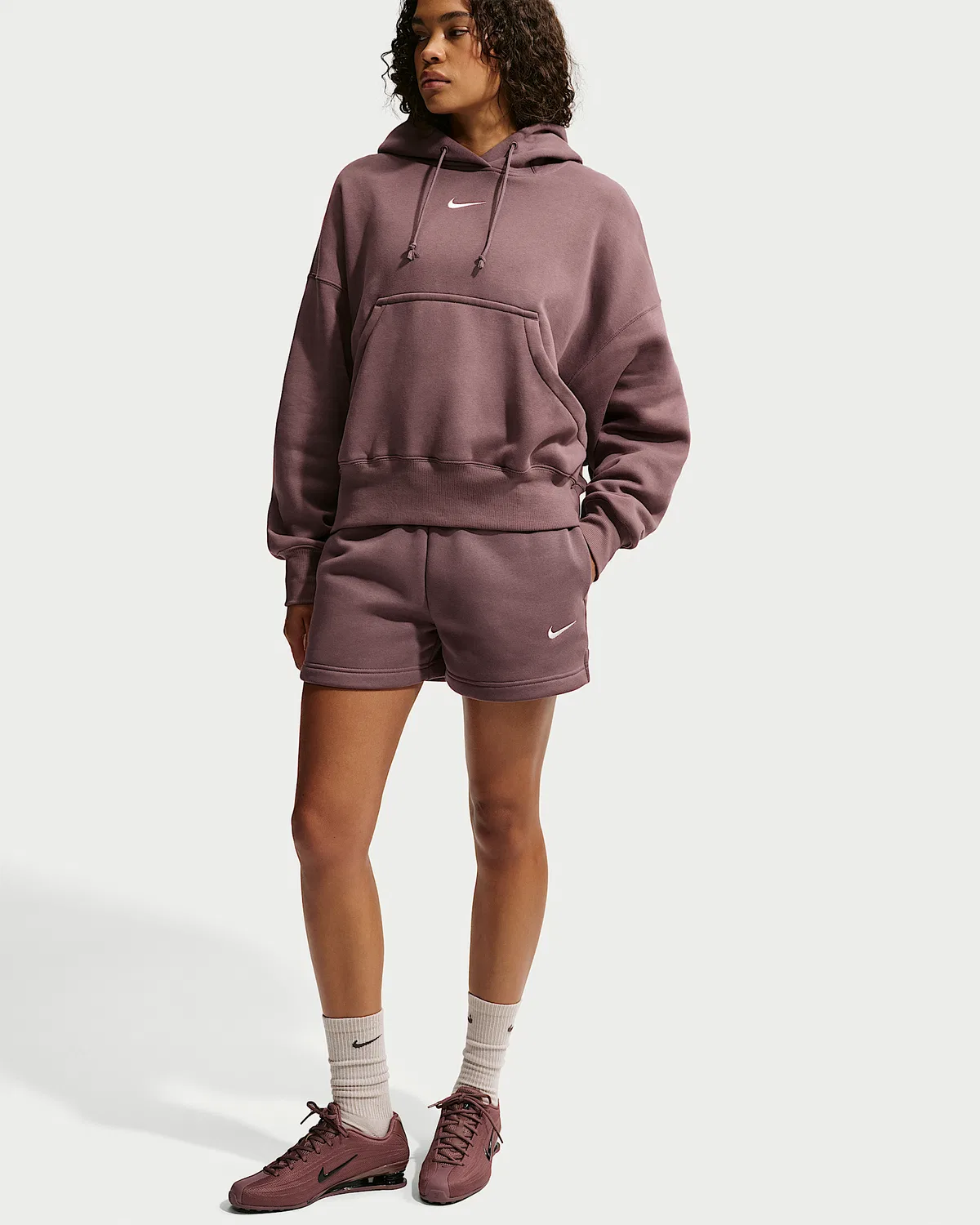 Женские шорты Nike Sportswear Phoenix Fleece со средней посадкой, длина 4", Tattoo/Sail — фото 4