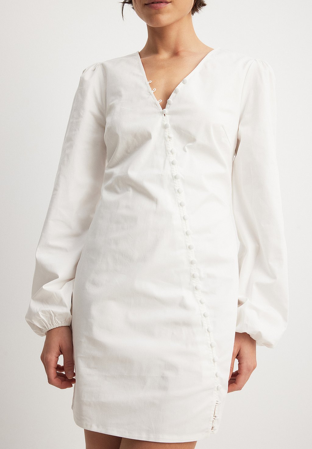 

Платье-рубашка ASYMMETRIC BUTTONED LONG SLEEVE MINI NA-KD, белый
