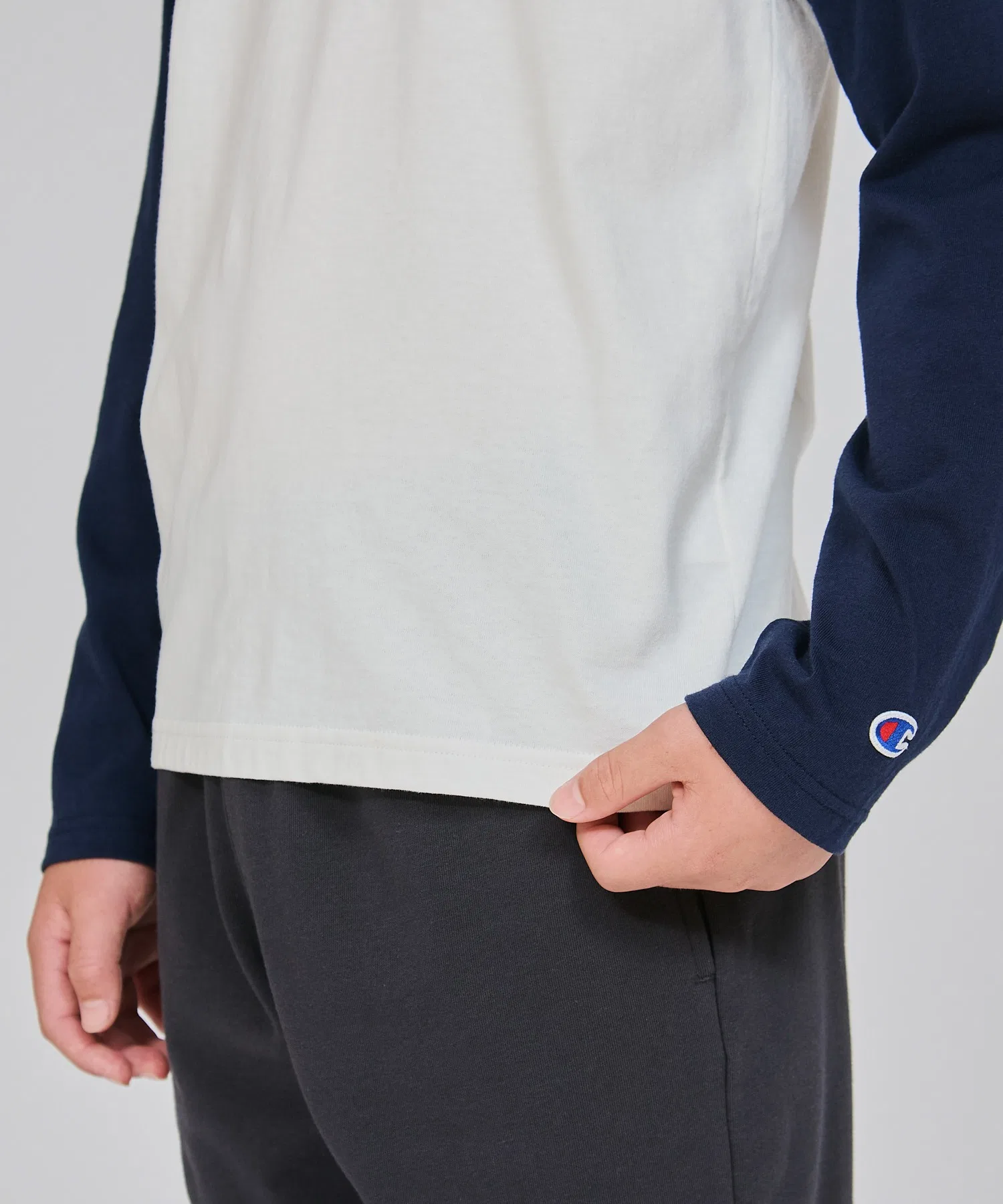 Детская футболка Champion Raglan Long Sleeve с логотипом серая — фото 3
