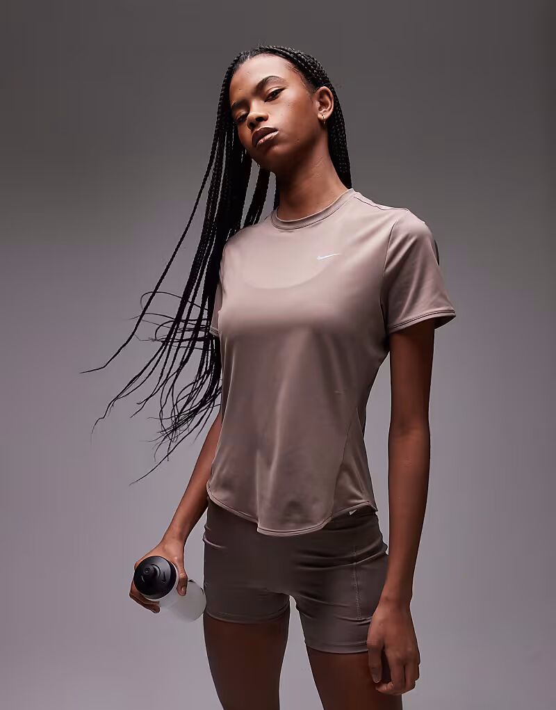 

Футболка Nike Running Swift Dri-FIT коричневого цвета