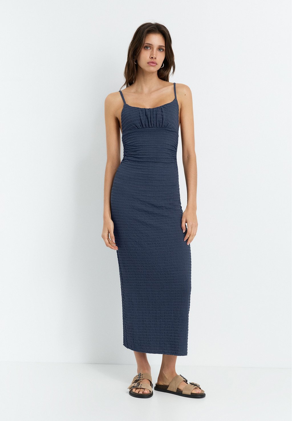 

Повседневное платье CREPE MIDI PULL&BEAR, синий