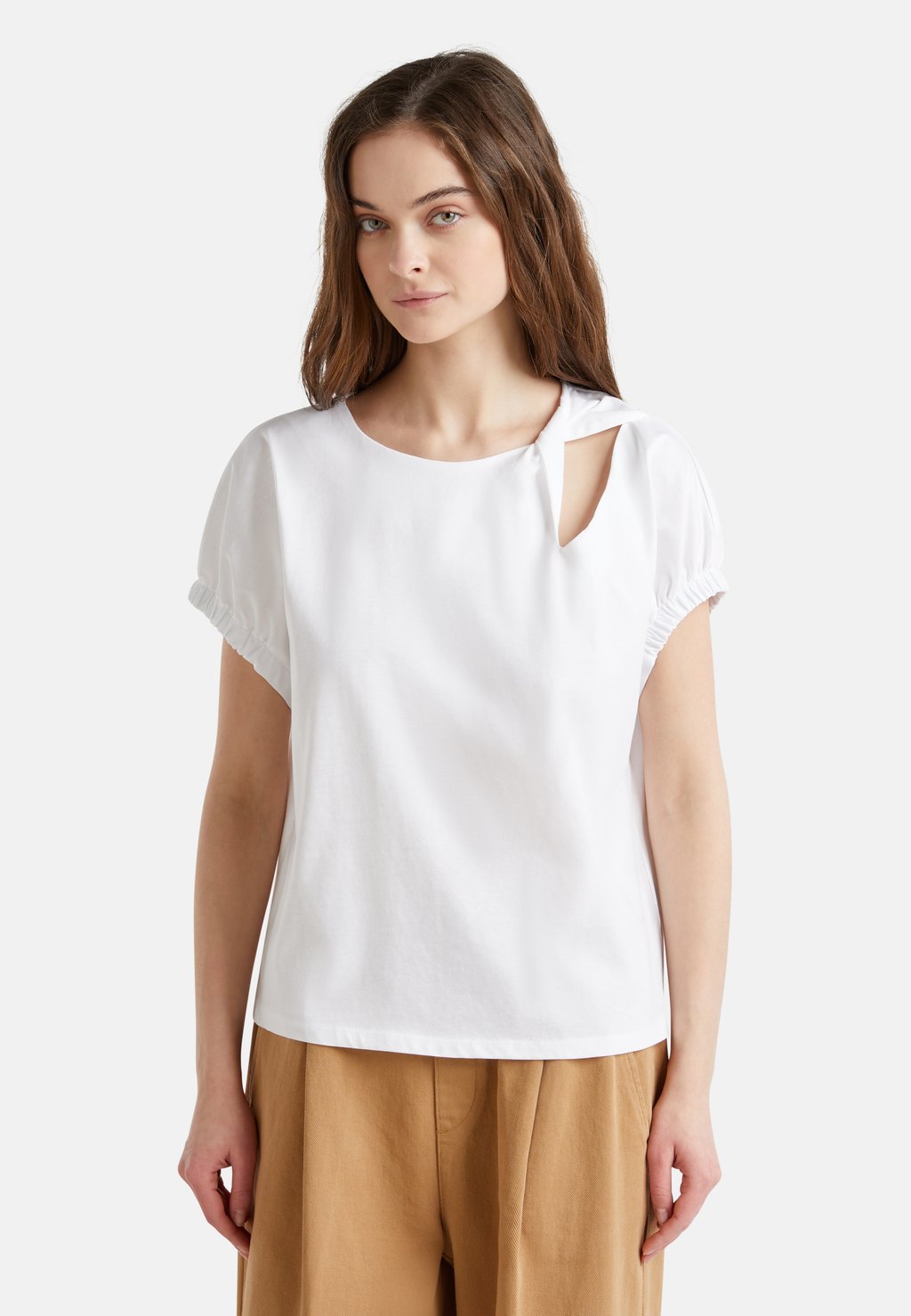 

Футболка с принтом WITH KNOT AND CUT-OUT United Colors of Benetton, белый
