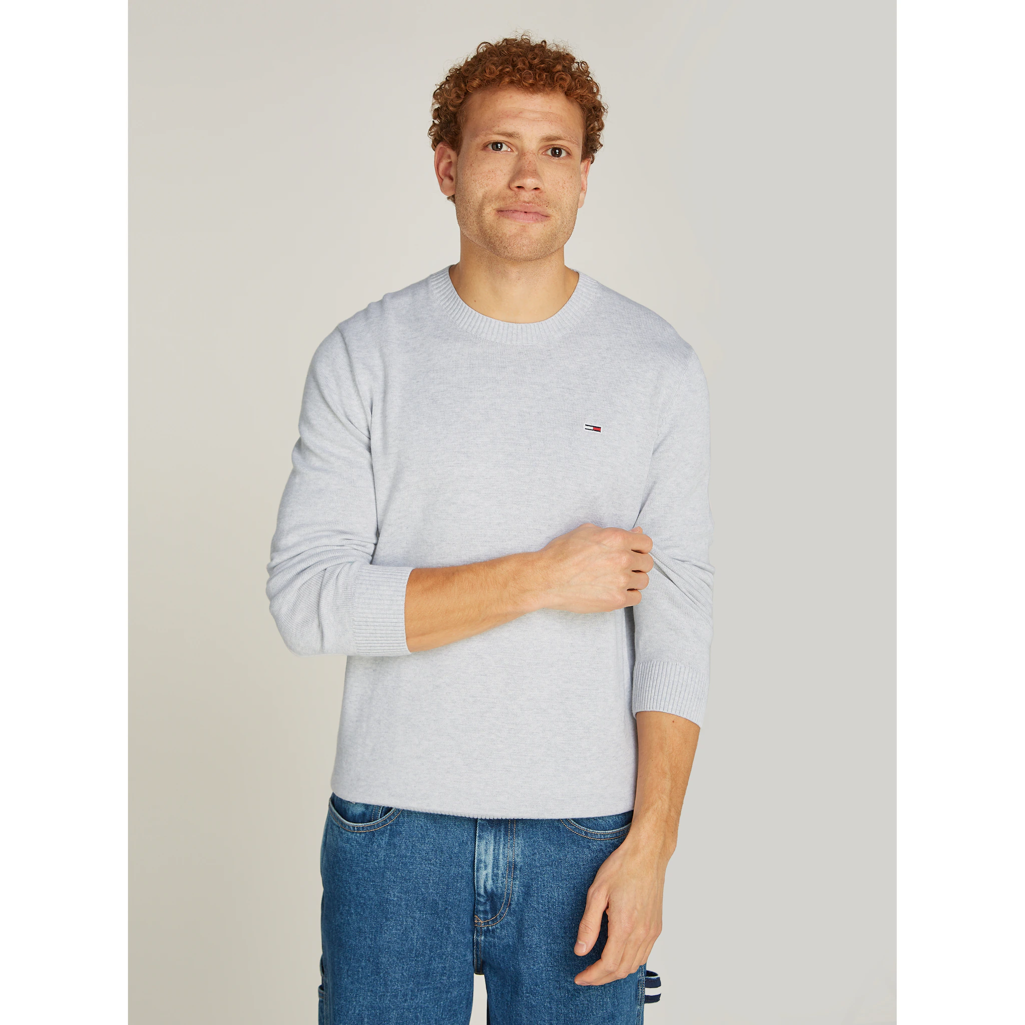 

Свитер Tommy Jeans с круглым вырезом "TJM SLIM ESSENTIAL LIGHT SWEATER" с нашивкой-флажком, серый