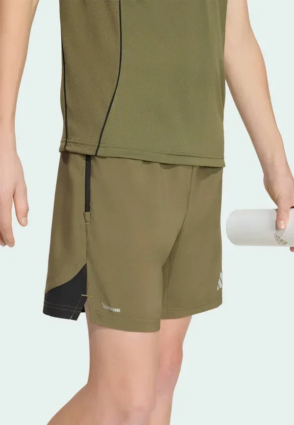 Шорты спортивные Adidas Sportswear Tech Apparel, оливковый страта/черный/отражающий серебристый — фото 4