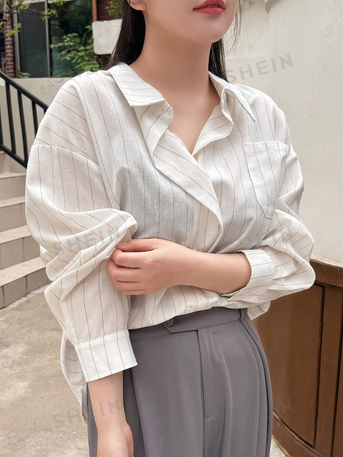 

Рубашка больших размеров Dazy Petite Plus, узор в полоску, заниженная линия плеча, простроченный тканевый рисунок и детали на карманах Dazy, абрикосовый